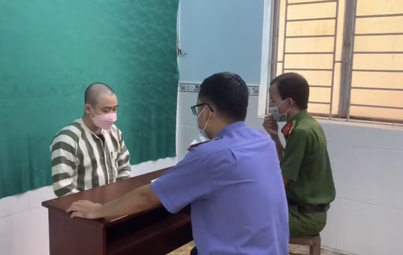 Từng được khán giả yêu mến, nhưng sau khi dính vào ma tuý, nam diễn viên bị công chúng tẩy chay mạnh mẽ. Ngày 17/6/2022, Công an quận 8 (TP.HCM) đã khởi tố vụ án, khởi tố bị can, bắt tạm giam đối với Trần Hữu Tín (35 tuổi) và Nguyễn Hoàng Phi (32 tuổi) về hành vi "tàng trữ trái phép chất ma túy", "tổ chức sử dụng trái phép chất ma túy".