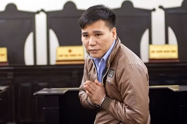  Ca sĩ Châu Việt Cường: Đây có lẽ là trường hợp dính đến ma tuý ồn ào nhất của showbiz Việt. Nam ca sĩ mất cả sự nghiệp, thậm chí phải thụ án 11 năm tù vì tội giết người.