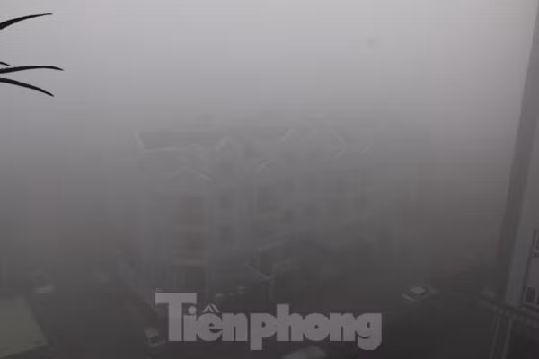 Theo ông Quyết, nguyên nhân gây tình trạng sương mù hôm nay là do ngày hôm qua (21/7) mưa nhiều, độ ẩm rất cao, nhiệt độ thấp. (Ảnh: Tiền Phong)