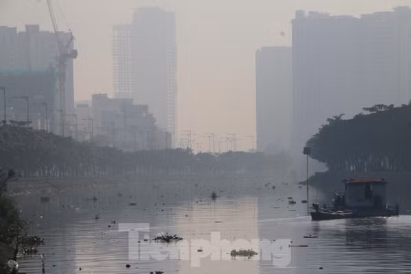 Nhiều tòa nhà cao tầng chìm sau màn sương mờ. (Ảnh: Tiền Phong)