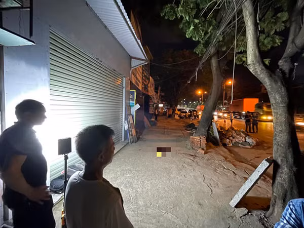 Bị chém tử vong vì tạt đầu xe máy: Ngày 18/7, anh Trần Cao C (39 tuổi, quê Thanh Hóa, tạm trú tại phường Lạch Tray, TP Hải Phòng), đi xe máy đến ngã tư chân cầu vượt Lạch Tray đã tạt qua đầu một xe máy Honda Wave do một người đàn ông khoảng 40 tuổi cầm lái. Sau khi bị tạt đầu xe, người đàn ông trên đã phóng xe máy đuổi theo chặn đầu xe anh C..Tại đây, 2 bên đã lời qua tiếng lại. Người đàn ông đã lấy con dao chém anh C., trúng động mạch chủ gây mất máu cấp, anh C. đã tử vong. Hiện cơ quan chức năng đang truy tìm người gây án.