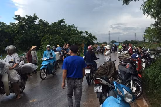  Đi cấy lúa thuê, 2 người phụ nữ bị sét đánh tử vong: 2 nạn nhân tử vong là chị Nguyễn Thị T. (SN 1972, ở thôn Đồng Lư) và Đinh Thị Nh (SN 1967, người xã Cộng Hoà), cùng ở huyện Quốc Oai, Hà Nội. Chị Nh. sống độc thân; còn gia đình chị T. thì hoàn cảnh khó khăn, nhà có chồng bị câm điếc bẩm sinh và 2 con nhỏ, gia đình thuộc diện hộ nghèo tại địa phương. Thời điểm gặp nạn, chị T. và chị Nh. đi cấy lúa thuê ở xã Vân Côn, huyện Hoài Đức.