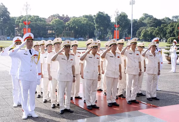 Đoàn đại biểu Đảng ủy Công an Trung ương và Bộ Công an tưởng niệm Chủ tịch Hồ Chí Minh. (Ảnh: An Đăng/TTXVN)