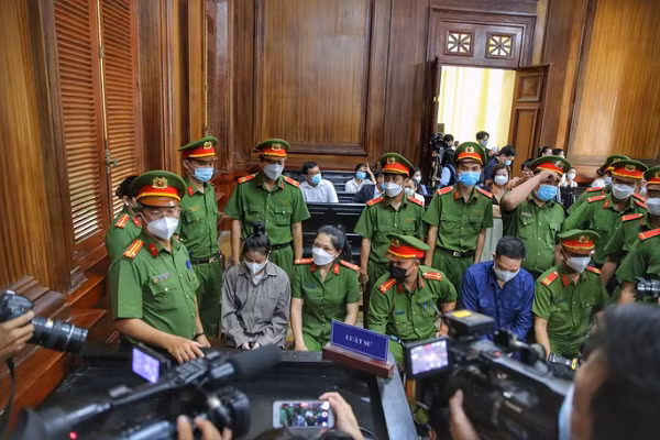 Sau khi hội ý, Thẩm phán Nguyễn Văn Tuấn, chủ tọa phiên tòa trả lời: Vụ án thuộc thẩm quyền của Tòa Gia đình và Người chưa thành niên. Vụ án được xét xử công khai mà không xét xử kín do dư luận rất quan tâm, đồng thời phía bị hại không có yêu cầu xét xử kín. (Ảnh: Người lao động)