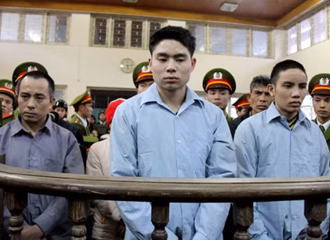 Giữ lại được mạng sống nhưng Luyện đã gián tiếp đưa bố và năm người thân khác vướng vào vòng lao lý vì liên quan đến việc che giấu cho mình. Một bản án, hai gia đình đều rơi vào cảnh âm dương cách trở, tan đàn xẻ nghé. 