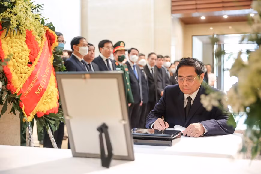 Trong sổ tang, Thủ tướng Phạm Minh Chính viết: Lãnh đạo và nhân dân Việt Nam vô cùng thương tiếc Ngài AbeShinzo, người bạn lớn, thân thiết, chí tình, chí nghĩa của lãnh đạo và nhân dân Việt Nam. Thay mặt Đảng, Nhà nước và nhân dân Việt Nam, xin gửi tới Đảng Dân chủ tự do, Chính phủ Nhật Bản, nhân dân Nhật Bản và gia quyến Ngài Abe Shinzo sự tiếc thương, lời chia buồn sâu sắc nhất. Ngài Abe Shinzo mất đi không chỉ là tổn thất to lớn với đất nước Nhật Bản mà của cả cộng đồng quốc tế, trong đó có Việt Nam.