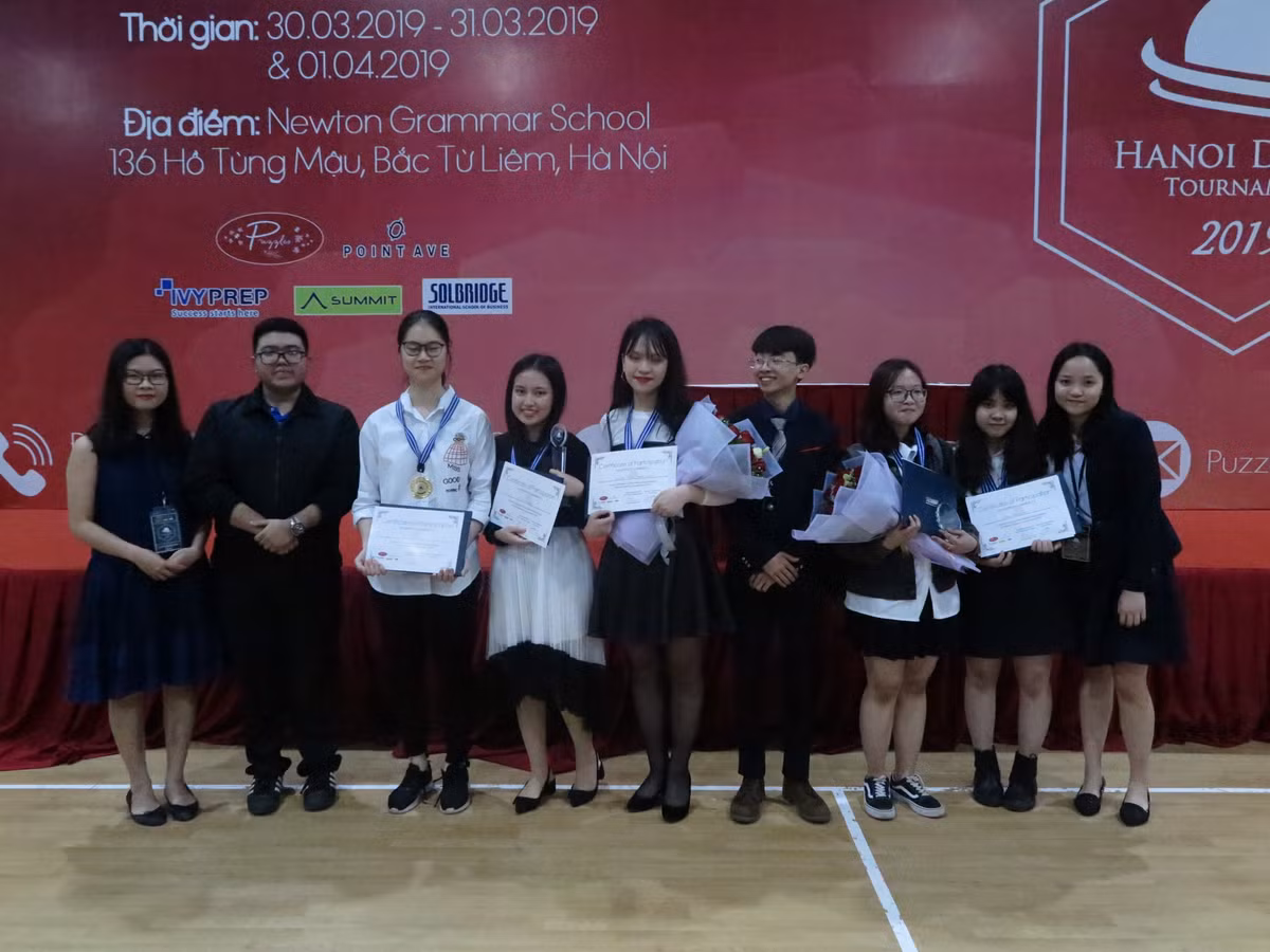 Hoc sinh truong Amsterdam gianh giai nhat cuoc thi Tranh bien Ha Noi mo rong 2019