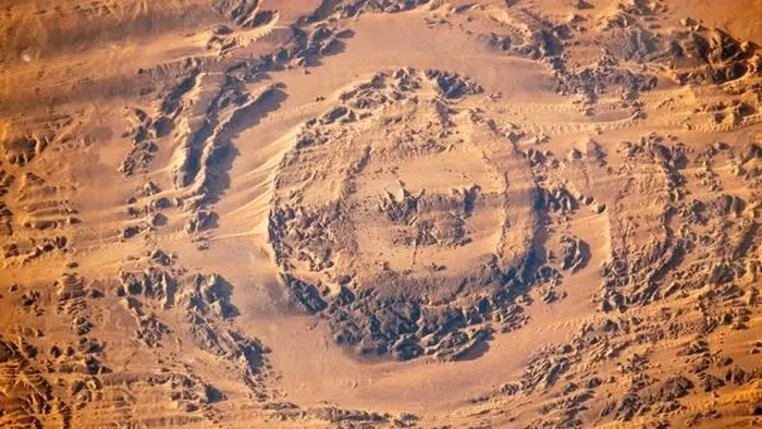 Một cấu trúc giống " con mắt" bí ẩn giữa sa mạc Sahara, nằm ở phía Bắc Chad, là dấu tích của một hố va chạm cổ đại từ vụ tấn công bởi thiên thạch cách đây 345 triệu năm. (Ảnh: NASA)
