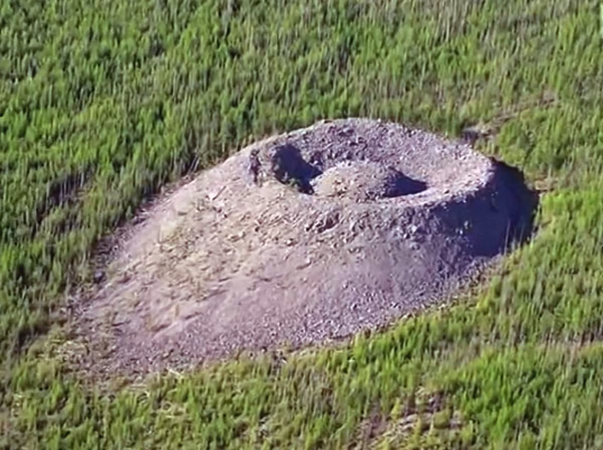  Miệng núi lửa Patomskiy nằm ở Siberia, là một gò đá vôi bí ẩn có đường kính 160m, cao 40m, với một gò nhỏ trung tâm cao 12m. (Ảnh: Wondermondo)