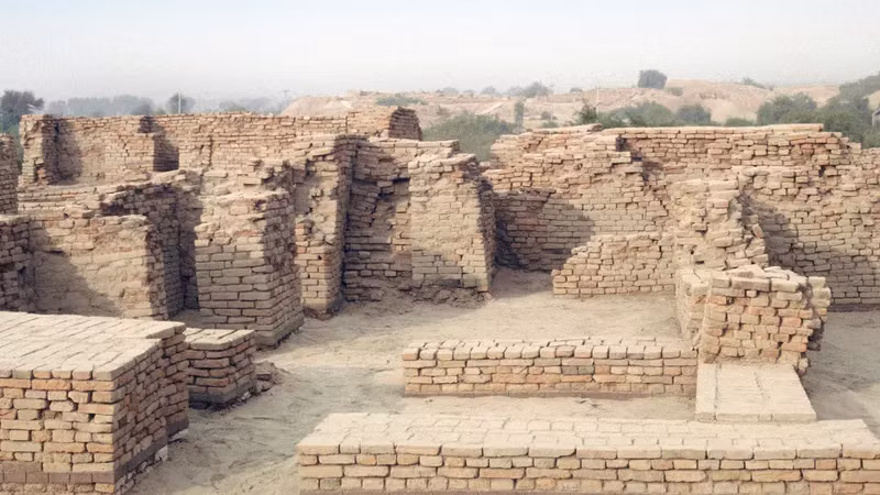 8. Thung lũng Indus: Một trong các đô thị lớn nhất ở Pakistan, nổi tiếng với hệ thống vệ sinh, biến mất do xâm lược hoặc thay đổi khí hậu.(Ảnh: Britannica)
