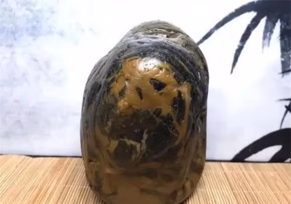 Năm 2003, Lâm Hoa Thành ở Thanh Đảo, Trung Quốc, vô tình nhặt được một hòn đá có hoa văn gấu trúc khi cùng gia đình đi dạo trên bờ biển. (Ảnh: DNVN)