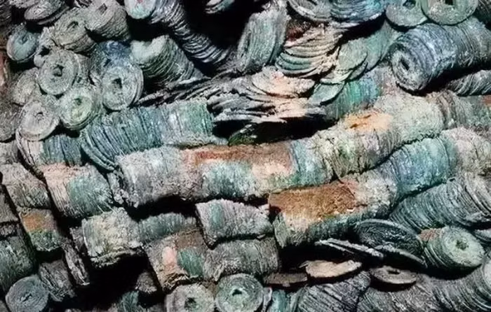 Tuy nhiên, theo luật di tích văn hóa của Trung Quốc, những đồng tiền cổ được khai quật đều thuộc về nhà nước. (Ảnh:baijiahao)