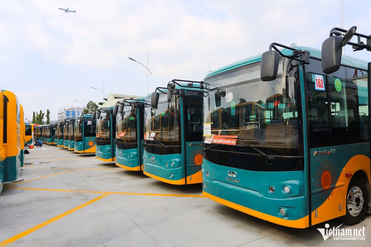Chiều nay (17/12), gần 100 xe buýt điện thuộc 17 tuyến buýt gom giúp tăng cường kết nối hành khách với nhà ga tuyến metro số 1 đã cập bến TPHCM. Khu vực tập kết xe buýt điện là một bến bãi rộng hàng nghìn m2 nằm trên quốc lộ 13, TP Thủ Đức.