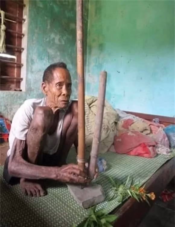 Người Rục sử dụng các công cụ thô sơ để nấu ăn, chủ yếu từ gỗ khoét rỗng, và thực phẩm chính là bột rừng, thịt thú nhỏ, đặc biệt là thịt khỉ. (Ảnh: DNVN)
