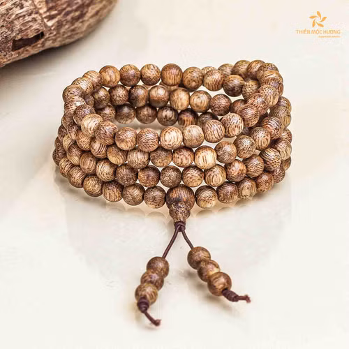 Ngoài ra, trầm hương còn được dùng để sản xuất hương, trang sức và thủ công mỹ nghệ. Các chuỗi hạt, vòng tay, tượng Phật làm từ trầm hương không chỉ đẹp mắt mà còn mang ý nghĩa tâm linh sâu sắc, cầu may mắn, bình an và tài lộc cho người sở hữu.(Ảnh: Thiên Mộc Hương)