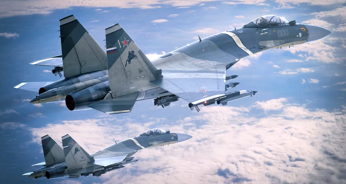 Su-35 có những điểm mạnh không thể vượt qua như vô cùng linh hoạt nhờ hệ thống động cơ đẩy 3 chiều hay bay với vận tốc siêu âm mà không cần sử dụng buồng đốt lần 2.