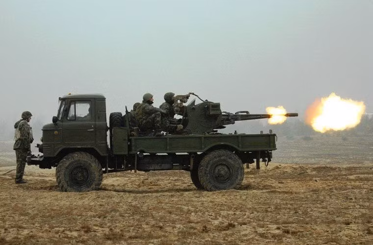 Khẩu pháo phòng không ZU-23-2 được lắp ở phía sau thùng xe tải KamAZ, quay nòng nhắm trực tiếp tới các xe bọc thép của Mỹ chỉ được trang bị súng máy. Ảnh minh họa.