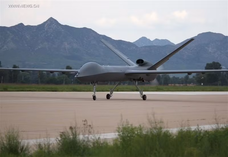 CH-5: UAV CH-5 còn được gọi là UAV Rainbow (Cầu vồng) do Tập đoàn Công nghệ và Khoa học Không gian vũ trụ Trung Quốc sản xuất. Máy bay không người lái này có khả năng tiến hành các nhiệm vụ chiến đấu, trinh sát, giám sát, tuần tra và định vị mục tiêu. Trọng lượng cất cánh tối đa của nó là 3.300 kg và có thể hoạt động trong 60 tiếng.