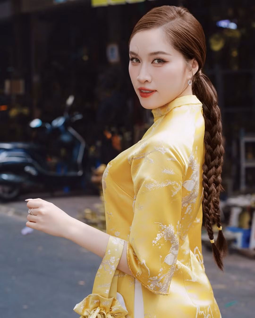 Cô hào hứng chia sẻ những video ghi lại khoảnh khắc mua sắm, thưởng thức các món ăn đặc trưng tại quê nhà. Nữ MC cũng không quên khoe những khoảnh khắc xinh đẹp trong bộ áo dài truyền thống.