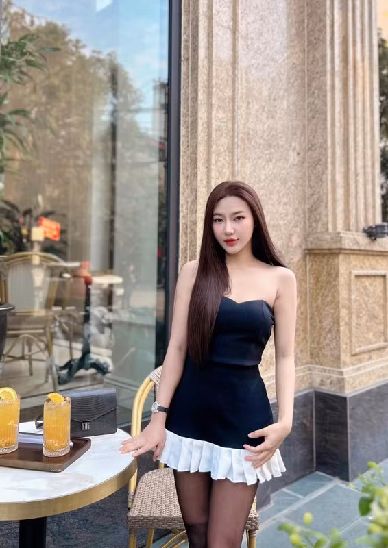 Xuất hiện trong khung hình, nàng WAG thả dáng cực kỳ cuốn hút trong thiết kế váy ngắn, khoe trọn đôi chân dài miên man và vòng eo thon gọn.