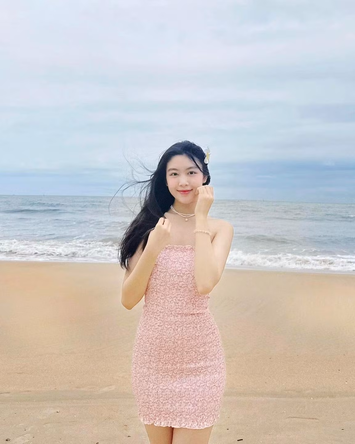 Một lần khác, cô bạn lựa chọn váy ôm có phần nhún thân màu hồng nhẹ nhàng, nữ tính.