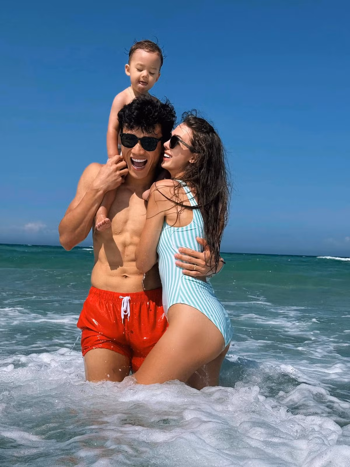 Khi thì là những thiết kế bikini 1 mảnh liền thân.