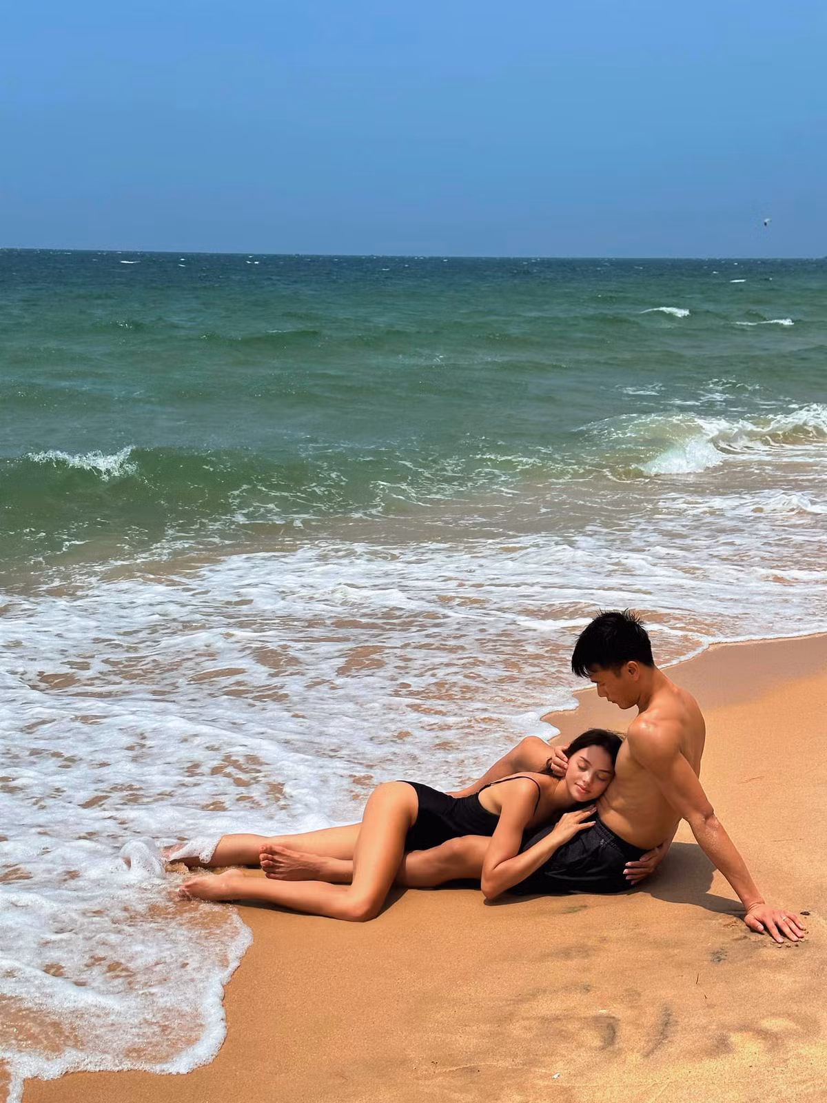 Trong một chuyến nghỉ dưỡng, Dianka khiến người hâm mộ "đứng hình" khi xuất hiện cùng chồng trong trang phục bikini gợi cảm, khoe vóc dáng thon gọn và quyến rũ. Cặp đôi không ngần ngại thể hiện tình cảm bằng những cử chỉ thân mật, tạo nên hình ảnh gia đình hạnh phúc và tràn đầy sức sống.