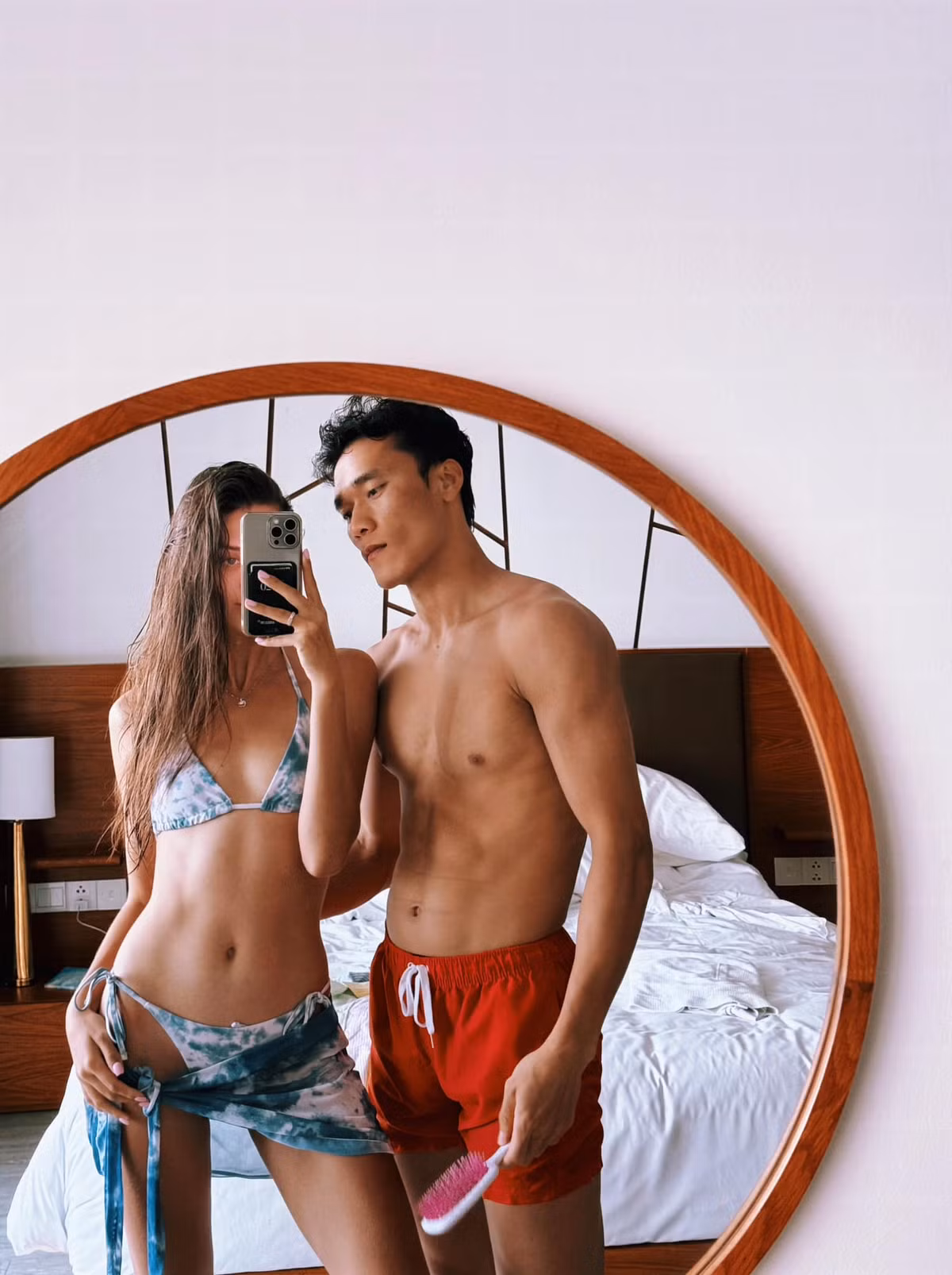 Khi lại là những mẫu hai mảnh nhỏ xíu triệt để khoe thân hình khỏe khoắn.