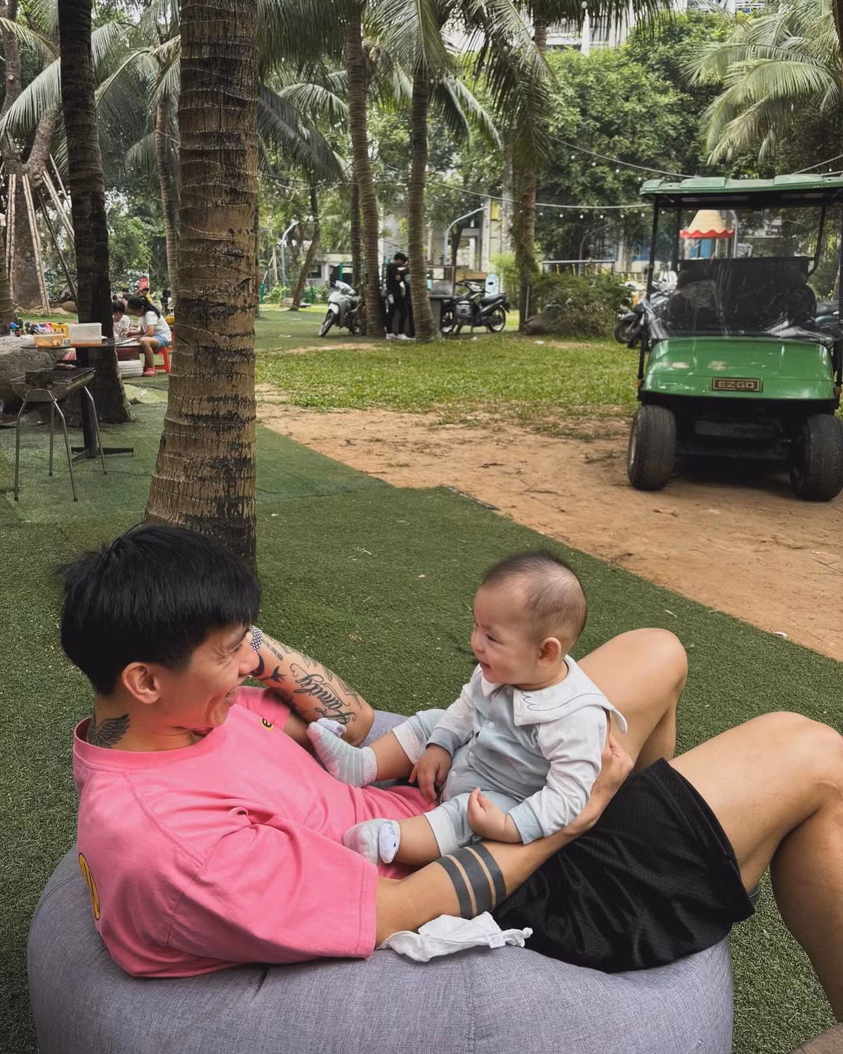 Netizen không khỏi thốt lên trước hình ảnh của con trai Đoàn Văn Hậu: "Ôi ra dáng cầu thủ tương lai rồi đấy", "có vẻ thích đá bóng lắm rồi nha", "đáng yêu quá chừng".