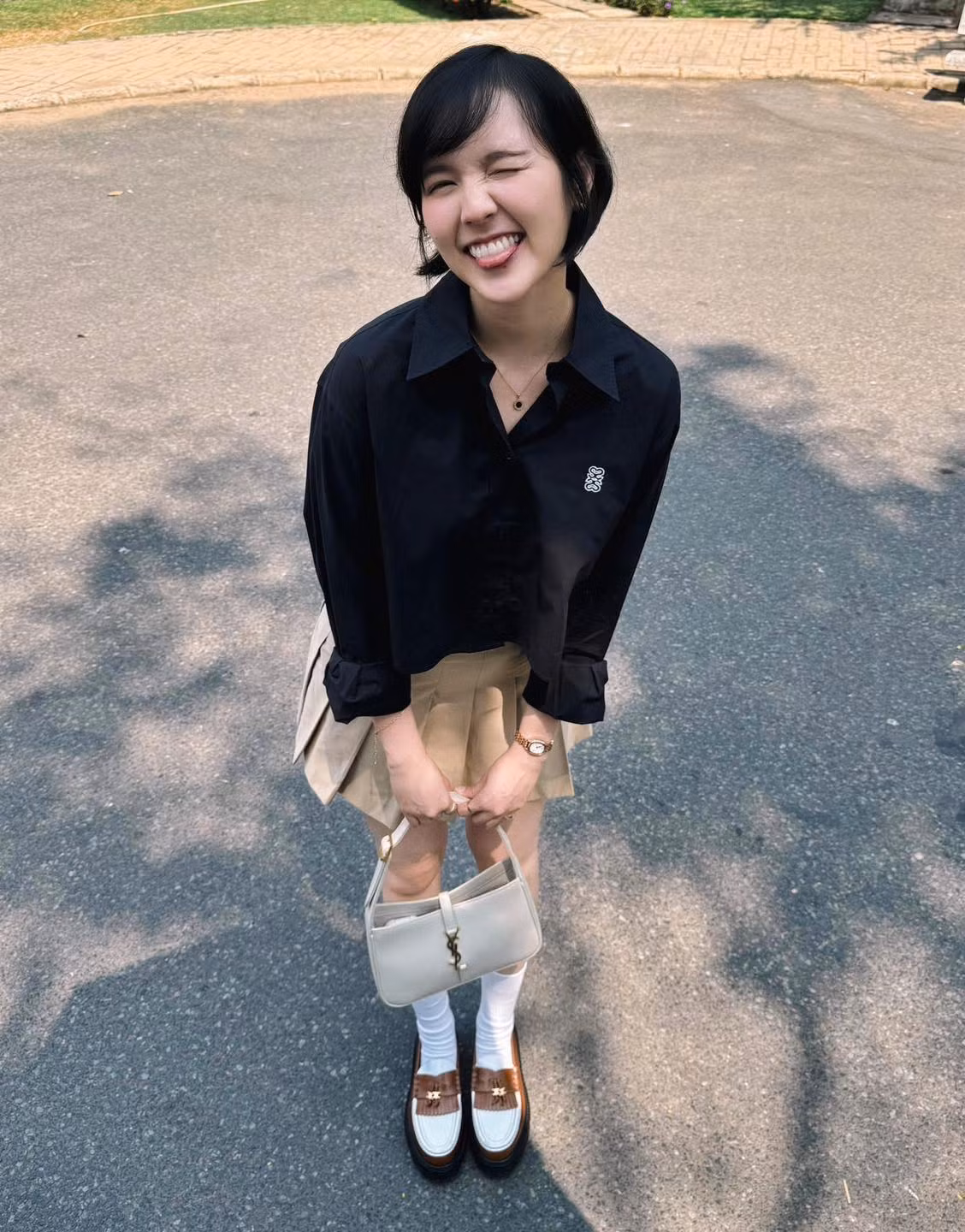 Trong bộ ảnh này, cô nàng mặc chân váy xếp ly và sơ mi croptop đơn giản.