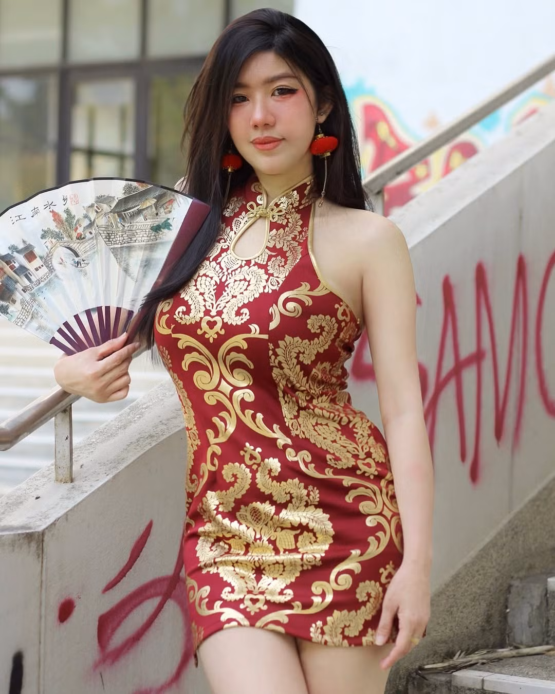 Theo đuổi phong cách gợi cảm, không ngại mặc hở, cô nàng từng vướng vào nhiều chỉ trích. Nhiều người cho rằng cô ăn mặc như này là quá nhạy cảm, gợi tình và chỉ nhằm mục đích câu lấy sự chú ý.