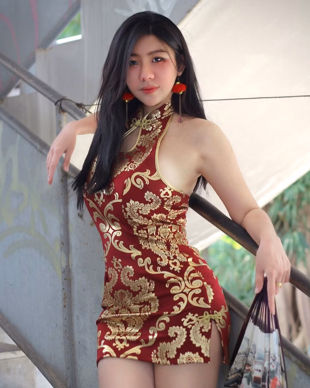 Hot girl người Thái Lan Niparat Konyai từng nổi lên với loạt ảnh hóa thân thành cô "nông dân" ra vườn trồng nấm nhưng chỉ mặc mỗi nội y gợi cảm.