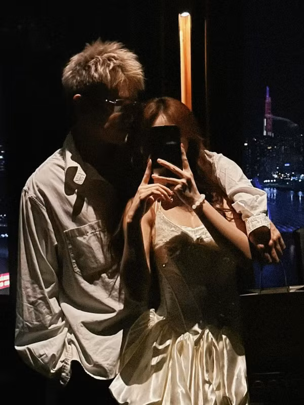 Cũng từ khi công khai chuyện tình cảm, những động thái của nam rapper sinh năm 1993 cùng bạn gái đều rơi vào tầm ngắm của cư dân mạng.