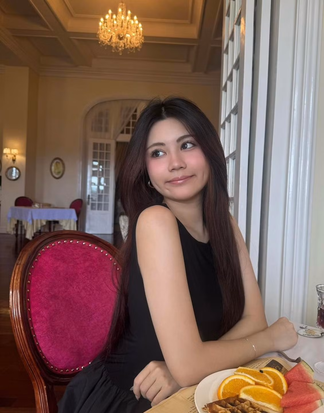 Với gương mặt góc cạnh, đôi mắt to tròn và má lúm đồng tiền duyên dáng, Hạt Dẻ được nhận xét là sở hữu nhiều đường nét giống bố.