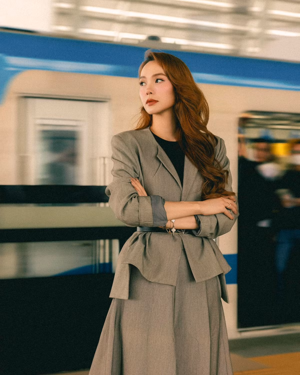 Cũng check-in trên tàu điện metro, "bé heo" Minh Hằng lựa chọn trang phục hiện đại, mang lại cảm giác hoài niệm của những năm 2010.