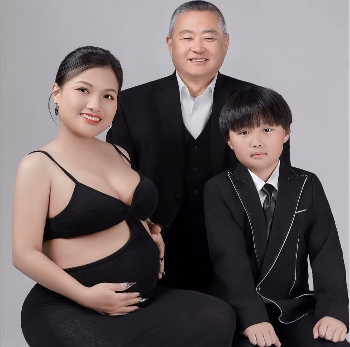 “Sa chào cô chú đi con” đang là câu nói gây bão được viral khắp mạng xã hội cách đây 5 năm. Bé Sa thường là nhân vật khách mời bất đắc dĩ trong Vlog của mẹ. Mẹ của bé Sa là Quỳnh Trần JP (sinh năm 1985) là vlogger nổi tiếng ở Nhật Bản và Việt Nam, cô thường đăng tải những video mukbang đơn giản nhưng vô cùng gần gũi, nhận được nhiều sự quan tâm của netizen.