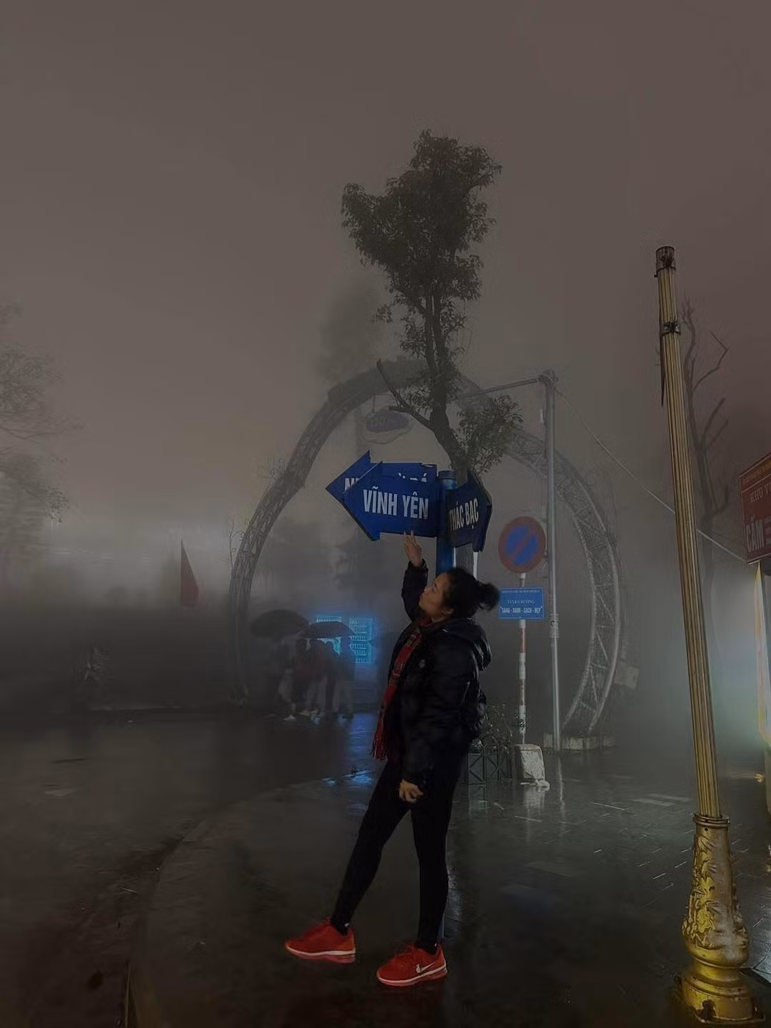 Xa xa cũng có nhiều du khách khác.