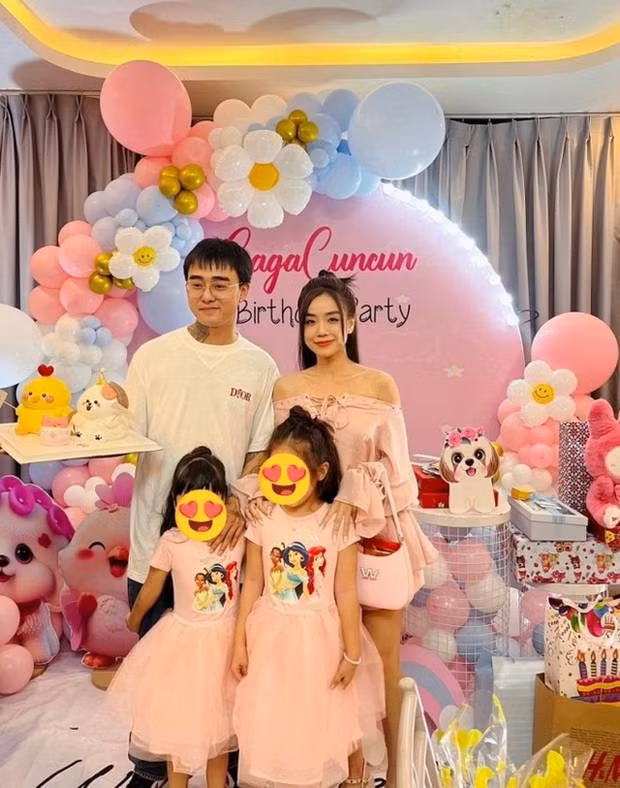 Vào tháng 11/2023, Cindy Lư và Đạt G công khai chuyện yêu lại từ đầu. Từ đó tới nay, cặp đôi đã thoải mái hơn trong việc chia sẻ hình ảnh tình cảm.