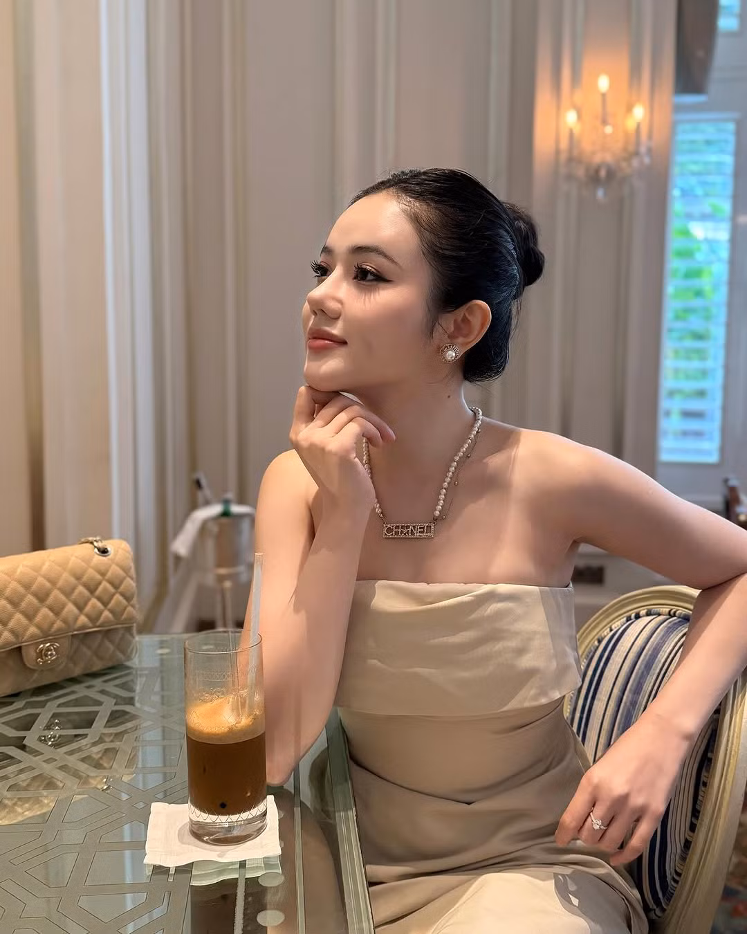 Trước đó, trên trang cá nhân, cô nàng cũng dăng tải loạt ảnh kèm theo dòng caption đầy tâm trạng: "Làm móng nhiều mới nhận ra để móng tự nhiên vẫn là đẹp nhất, móng dài hay ngắn ko quan trọng, miễn là phù hợp và thoải mái. Nhuộm tóc vài lần, nhận ra tóc đen vẫn là đẹp nhất, cố gắng nhuộm nữa cũng chỉ phá tổn tóc mà thôi. Rốt cuộc.. Trải qua bao nhiêu chuyện, bản thân tự khắc biết mình cần điều gì nhất".