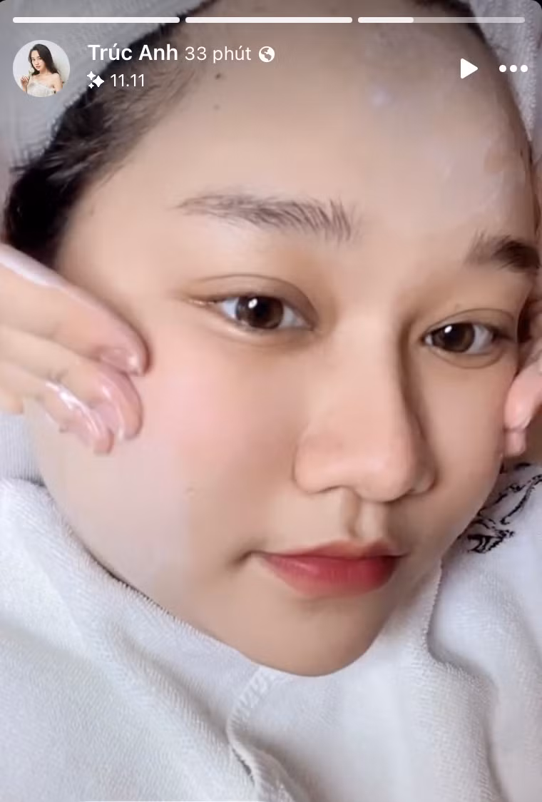 Thành công của phim điện ảnh Mắt Biếc đã đưa tên tuổi của diễn viên sinh năm 1998 - Trúc Anh trong vai nữ chính Hà Lan được nhiều người biết đến hơn.