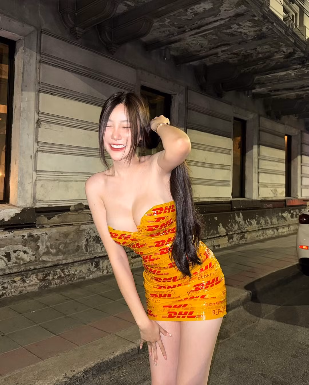 Cách tạo dáng của cô nàng cũng khá nhạy cảm, khoe trọn vòng 1 đẫy đà.
