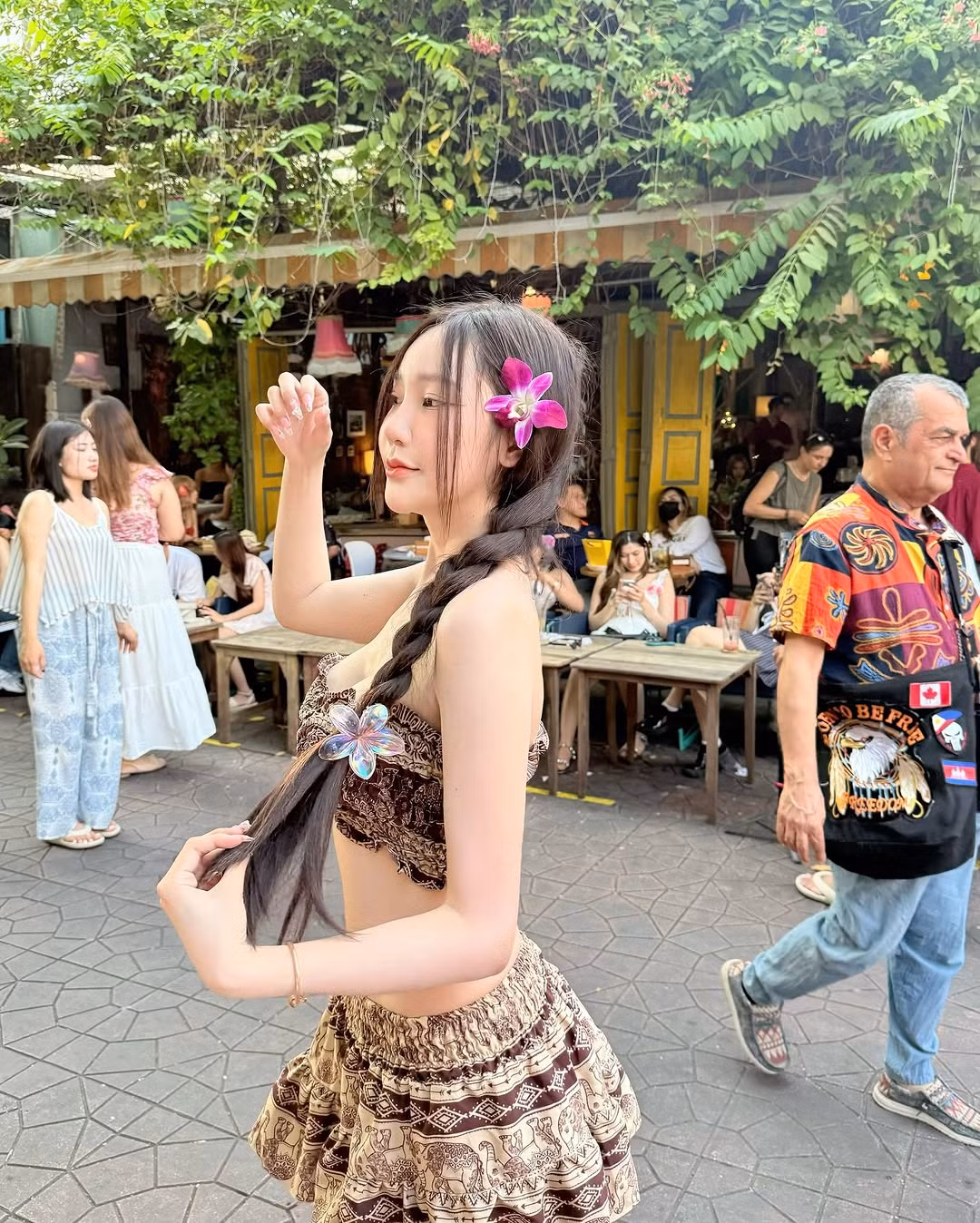 Natpaphat đang là người mẫu ảnh, KOL có tiếng ở Thái Lan. Cô được rất nhiều nhãn hàng và nhà mốt "cưng chiều" nhờ hình ảnh gợi cảm.