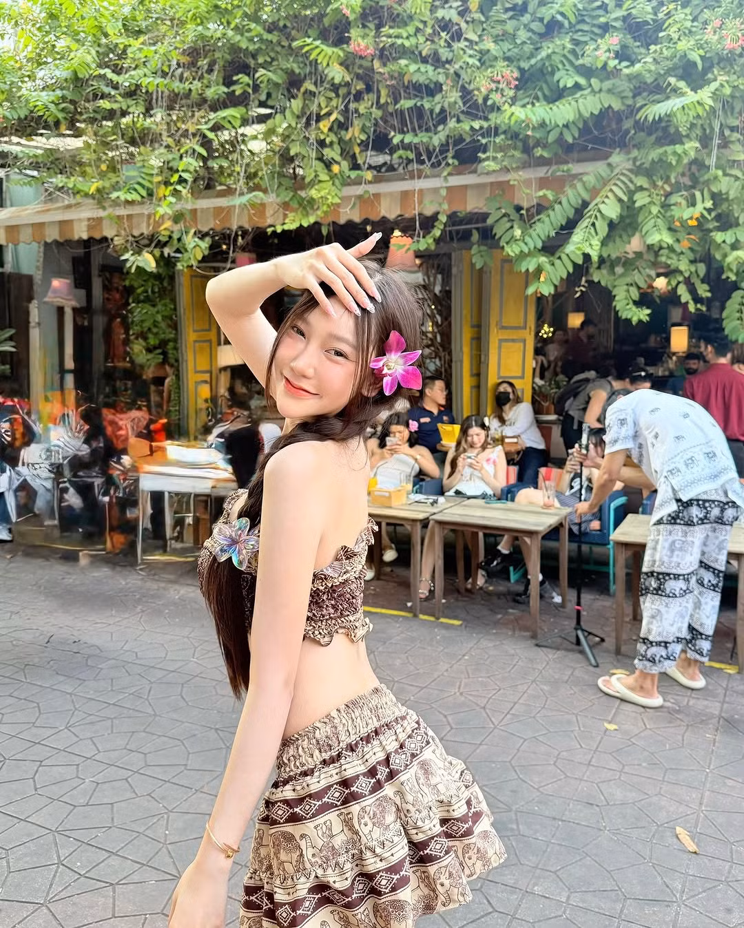 Natpaphat Ounboontan sinh năm 1999 tại Chiang Mai, Thái Lan. Cô hiện đang sinh sống và làm việc tại Bangkok.