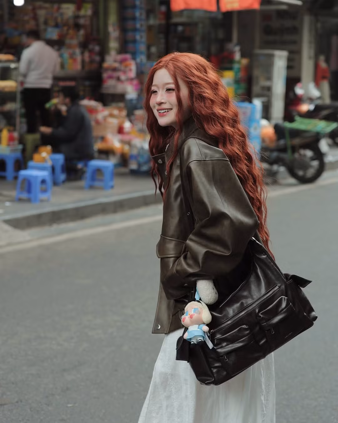Tạo hình này khiến nhiều người liên tưởng tới nhân vật Merida trong phim hoạt hình Brave. Merida có mái tóc xù rơm phóng khoáng màu hung đỏ, buông xõa tự nhiên. Với kiểu tóc quyến rũ này bề ngoài của cô toát lên vẻ mạnh mẽ, khỏe khoắn, luôn trong tư thế bất chấp mọi thứ và sẵn sàng sải bước.