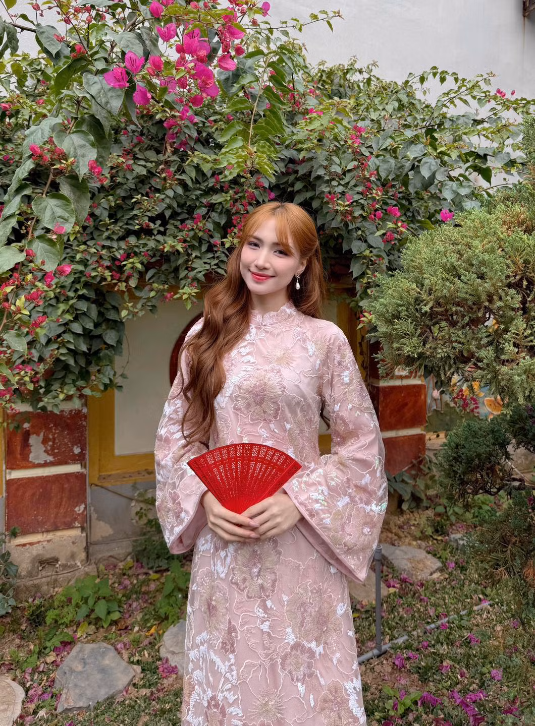 Từ trước đến nay, cô nàng luôn gây ấn tượng trong lòng khán giả với hình ảnh ngọt ngào, nhẹ nhàng, vui vẻ tích cực.