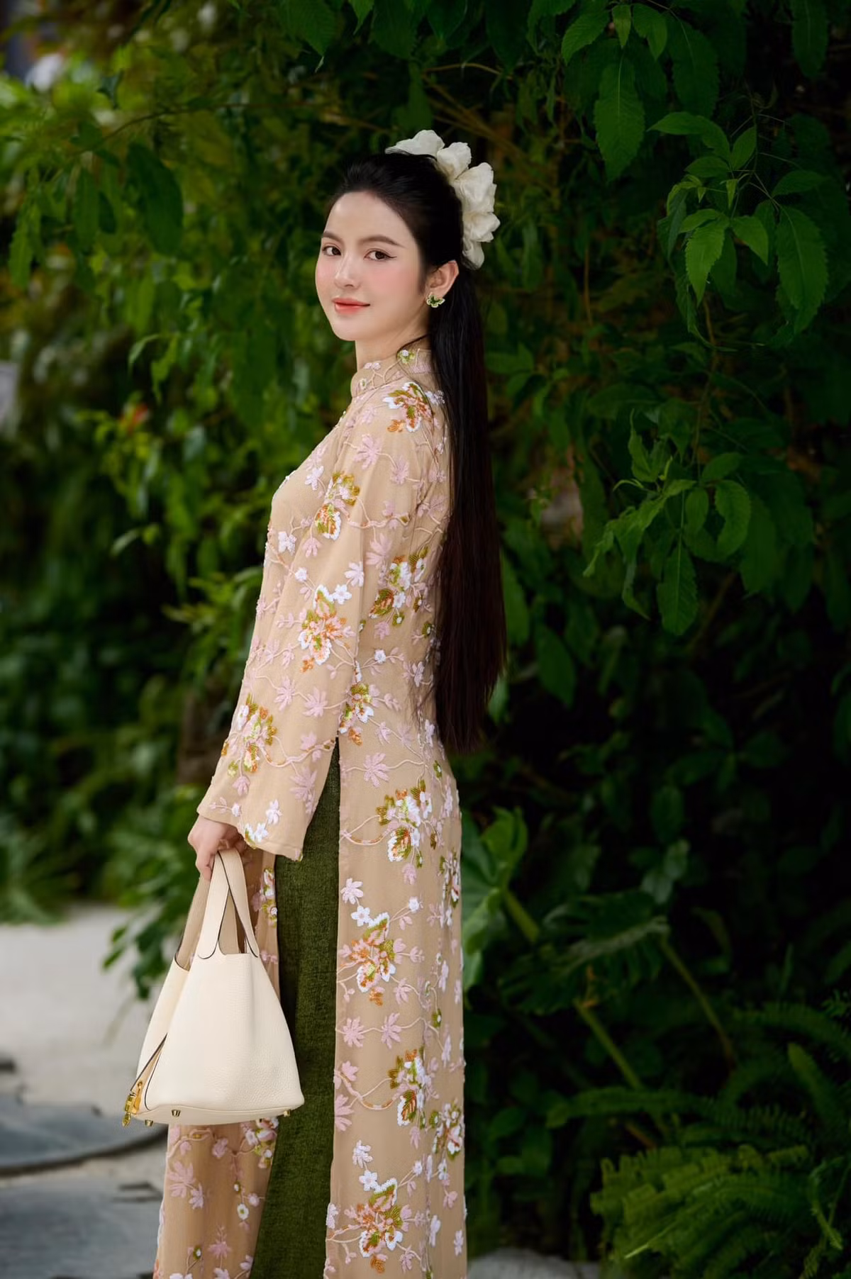 Chu Thanh Huyền lựa chọn thiết kế áo dài với tone màu cam nhạt, được thêu họa tiết tỉ mỉ, ấn tượng.