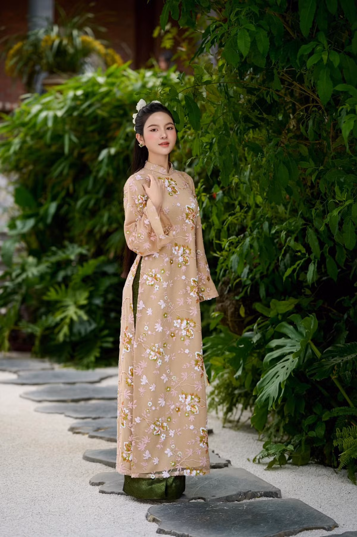 Chu Thanh Huyền chọn vãn cảnh đầu xuân ở ngôi chùa nơi cô và Quang Hải từng thực hiện bộ ảnh cưới chấn động mạng xã hội.