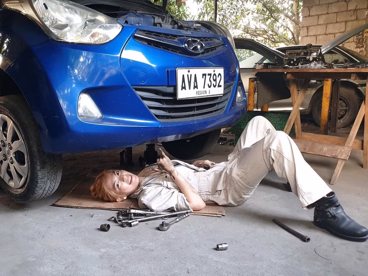Nhiều người đã ưu ái gọi cô nàng là "hot girl sửa xe" hay "nữ thần sửa xe".