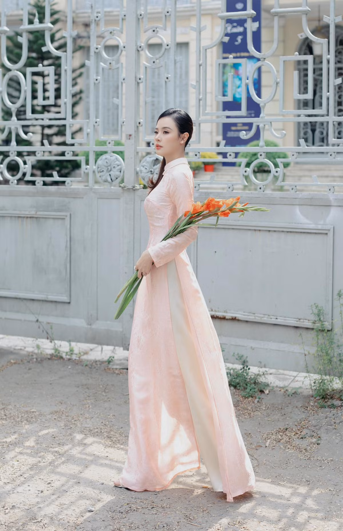 Cùng với bộ ảnh, Midu đăng tải dòng trạng thái lên trang cá nhân: "Người con gái tuổi Tỵ - chào xuân Ất Tỵ".