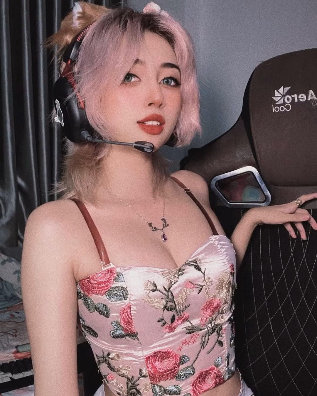 Cô nàng theo đuổi phong cách gợi cảm.